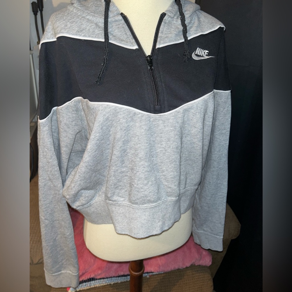 Cropped Nike Sweatshirt